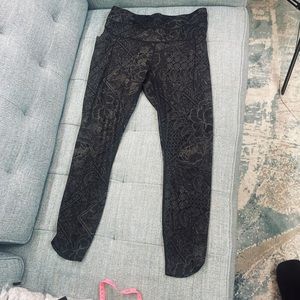 Athleta stash pocket tight in black/tan tribal print, S, EUC